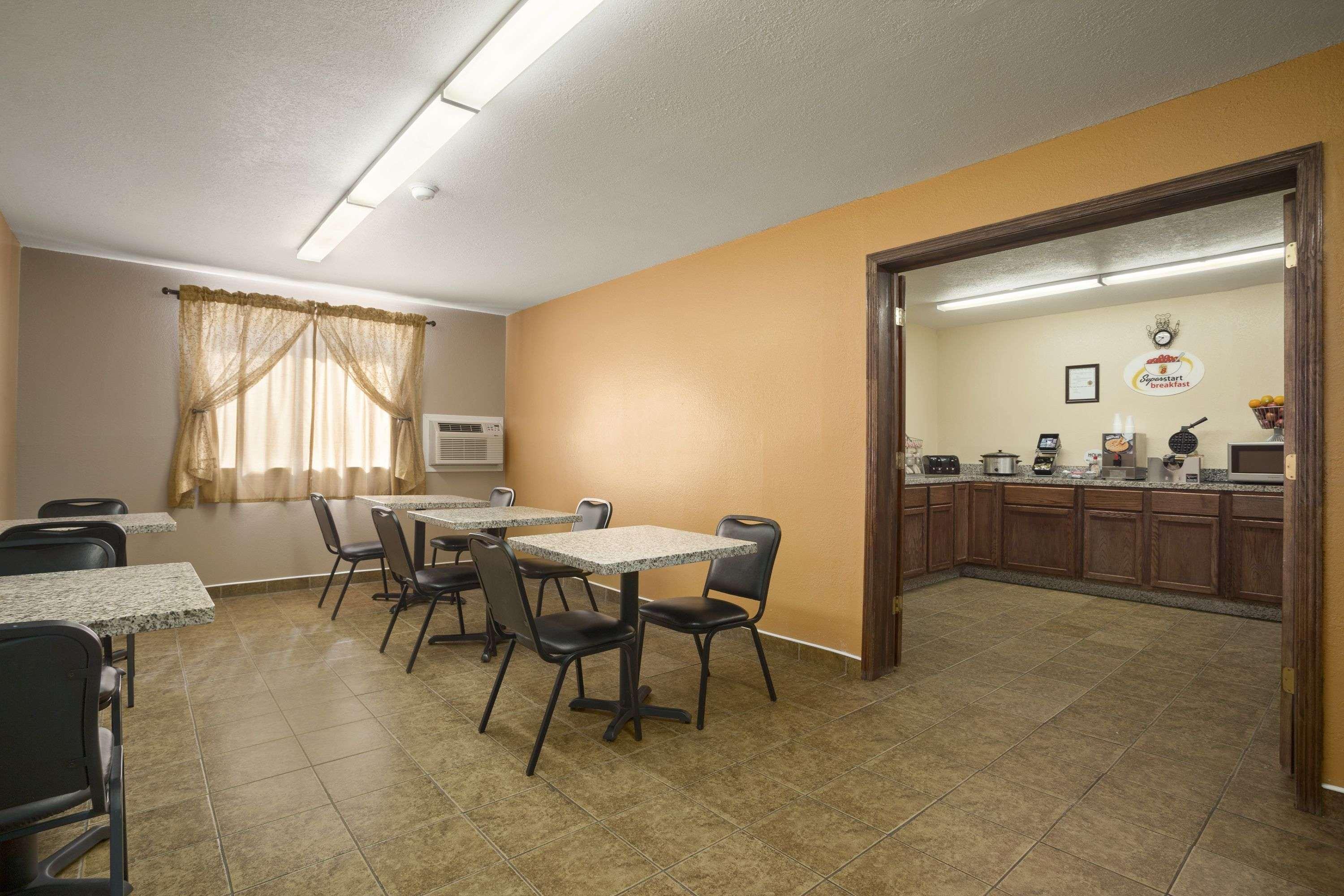 Super 8 By Wyndham Cedar Rapids Hotel Kültér fotó