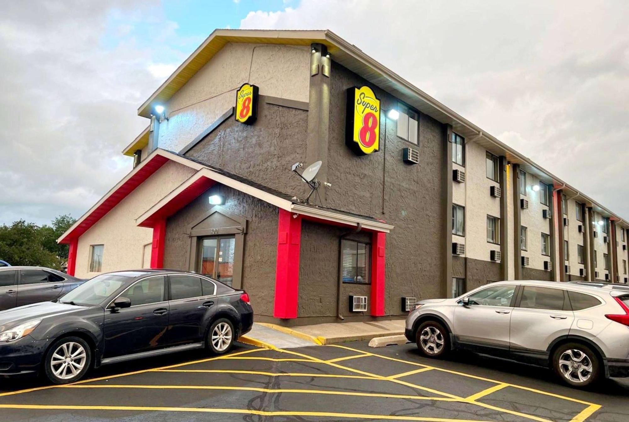 Super 8 By Wyndham Cedar Rapids Hotel Kültér fotó