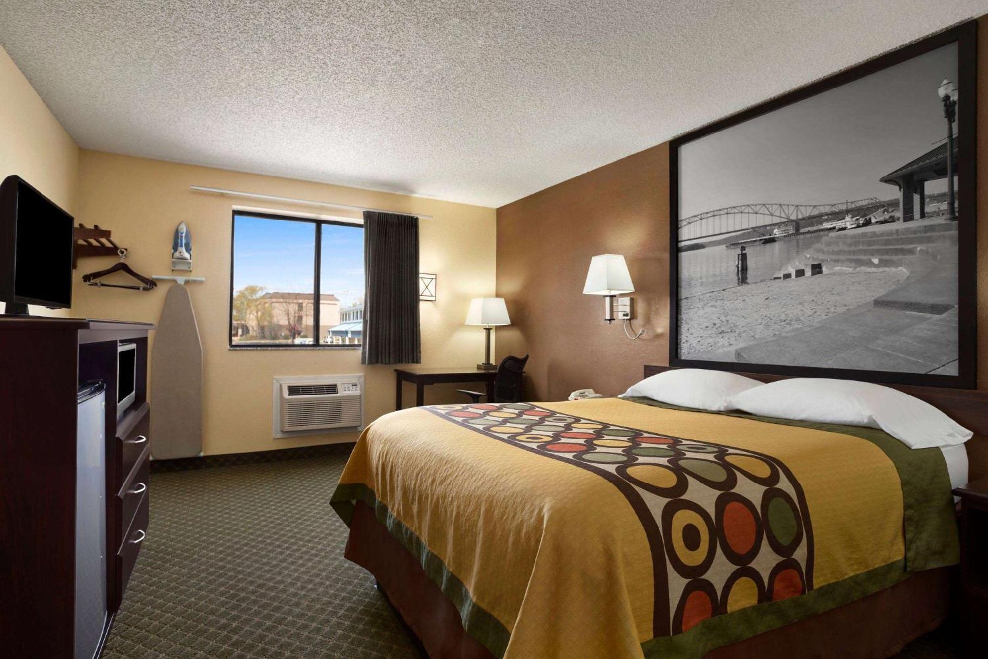 Super 8 By Wyndham Cedar Rapids Hotel Kültér fotó