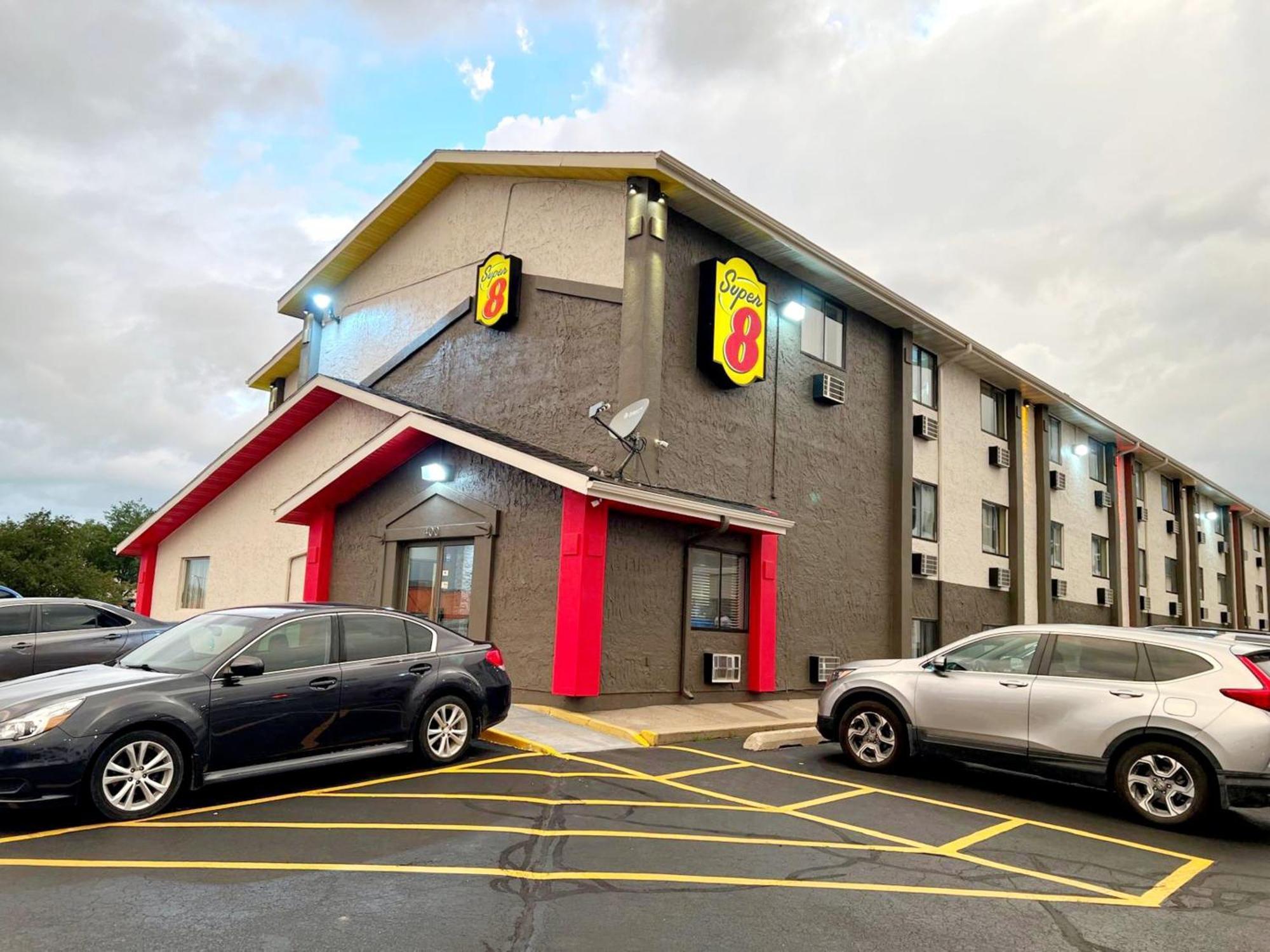 Super 8 By Wyndham Cedar Rapids Hotel Kültér fotó